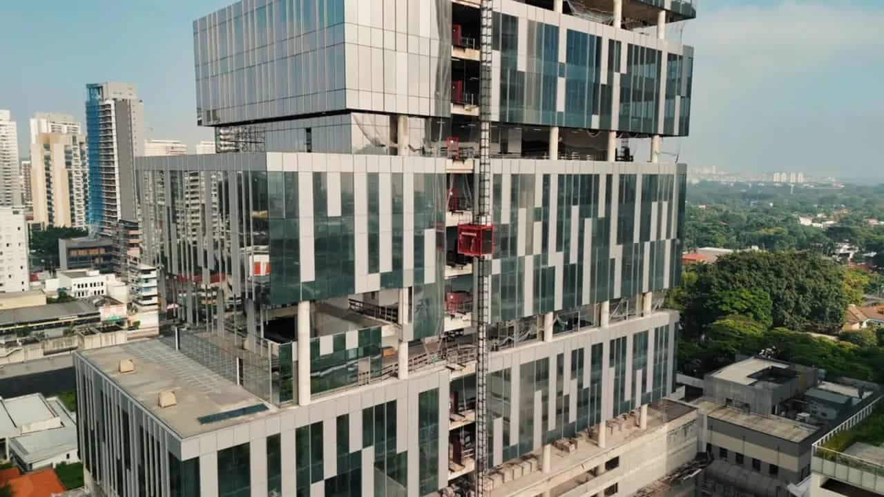 Elevador de cremalheira em operação em obra de grande porte
